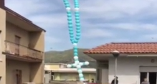 Plegaria al cielo: lanzan desde Italia un rosario de globos para Argentina