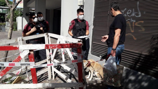 Video: volvió del exterior, lo denunciaron por sacar a pasear a su perro y lo detuvieron en plena calle