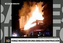 Voraz incendio en una obra en construcción