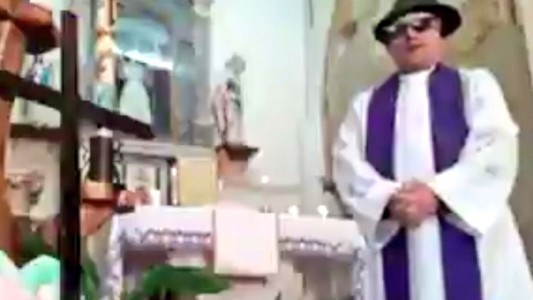 Desopilante: un sacerdote olvidó desactivar los filtros de Facebook durante una misa en vivo