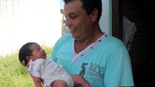 Tuvo a su hija en un remís y llegó con la beba en brazos al hospital