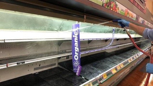 Tosió sobre las góndolas del supermercado y tuvieron que tirar los productos