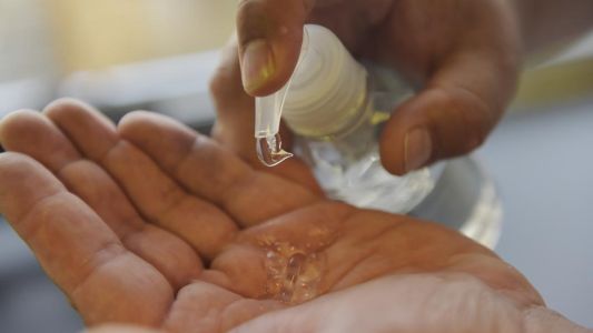 Investigan a Farmacity: tenía 9000 botellas de alcohol en gel en un depósito