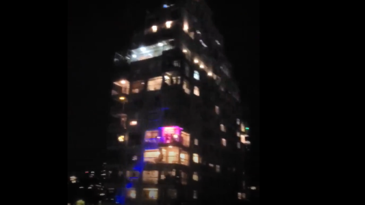 Coronavirus: armaron una fiesta desde los balcones de sus casas para sobrellevar la cuarentena