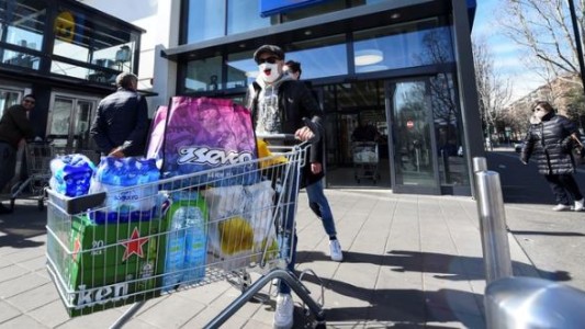 Por temor a saqueos y rebeliones, Italia repartirá bonos alimentarios en plena pandemia de coronavirus