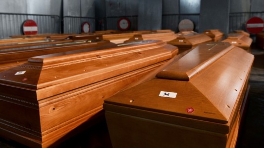 "Llegan tantos féretros que no sabemos ni dónde meterlos": el drama del coronavirus en una funeraria