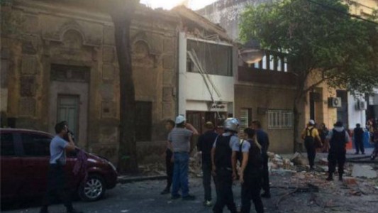 Explosión y derrumbe en el centro de Rosario: hay cinco heridos