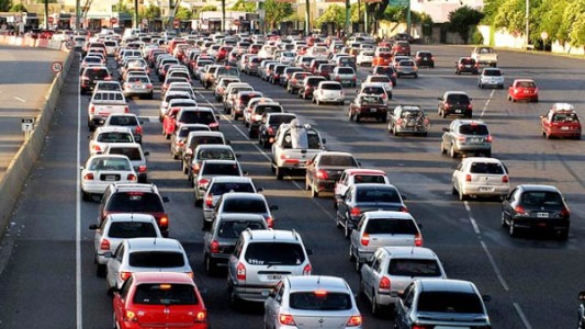 Intenso movimiento vehicular en la Ruta 2 hacia la costa por los feriados