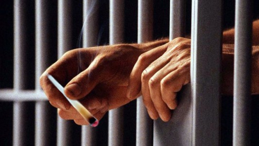 Decomisan en una cárcel riojana cigarrillos de marihuana hechos con hojas de la Biblia