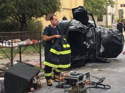Corría picadas, volcó y aplastó a un peatón