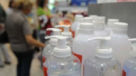 Por faltantes, autorizan a farmacias a producir alcohol en gel y repelente