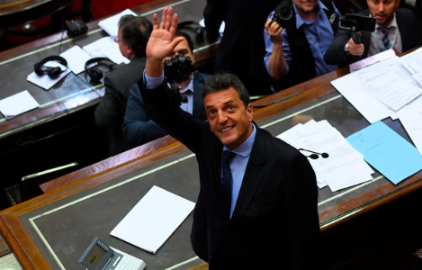 Massa analiza un recorte del 40% en la dieta de los diputados