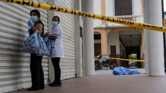 Pesadilla por el coronavirus en Guayaquil: tiran a la calle a los muertos