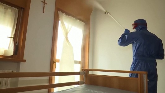 Coronavirus: Soldados rusos desinfectan geriátricos italianos