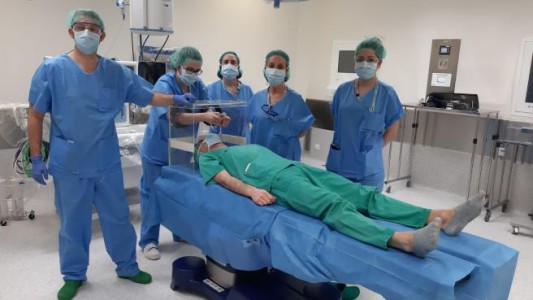 Coronavirus: un hospital de España usa "urnas de votación" para proteger a los médicos cuando intuban pacientes