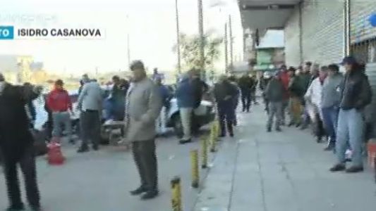 Largas colas en los bancos para cobrar jubilaciones, pensiones y planes sociales