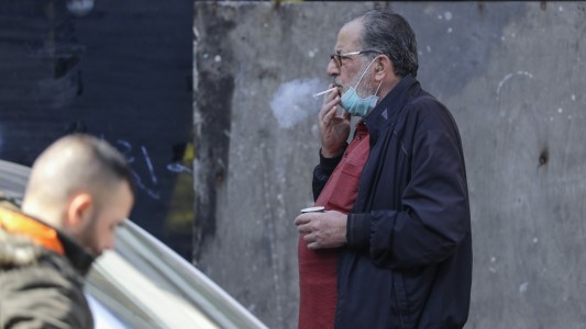 Coronavirus: advierten mayores riesgos para fumadores y quienes los rodean