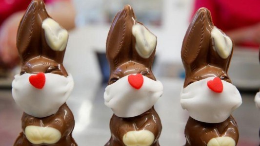 Pascuas: En Suiza venden conejos de chocolate con barbijo
