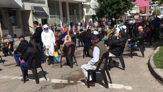 Fotos: en algunas ciudades pusieron sillas para que los jubilados esperen en la puerta del banco
