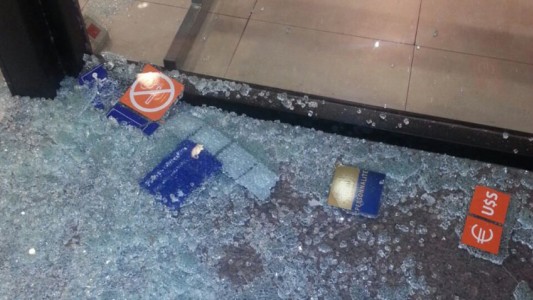 El cajero le "tragó" la tarjeta, atacó el banco y quedó filmado