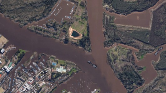 Dos personas murieron al chocar dos lanchas en el Río Luján y buscan a un adolescente