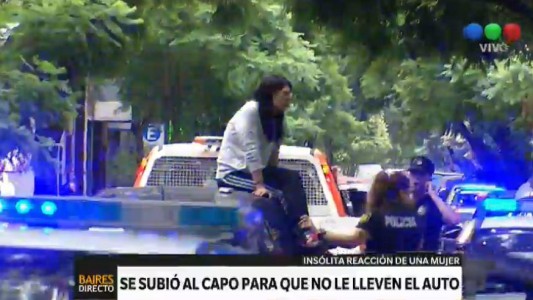 Una mujer se sentó en el capó de su auto para evitar que la grúa se lo lleve