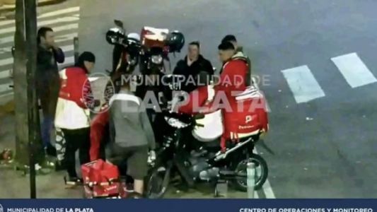 VIDEO: repartidores se juntaron a tomar una cerveza en una esquina en medio de la cuarentena