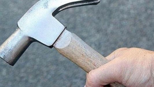 Detuvieron a un hombre cuando atacaba a martillazos a su pareja en Villa Gesell