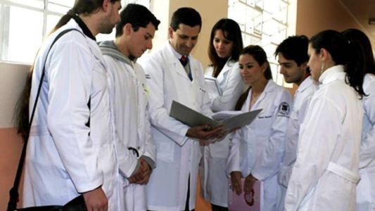 Prorrogan la finalización de las residencias médicas por 4 meses para reforzar el sistema de salud