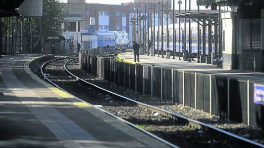 Rechazan el reclamo de un pasajero que cayó bajó el tren y sufrió una amputación