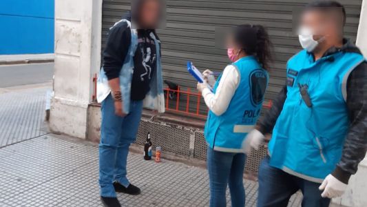 En plena cuarentena, se puso a pintar el escudo de Huracán en la calle
