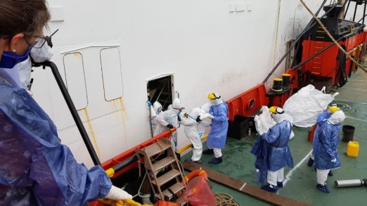 Un vuelo humanitario evacuará el jueves a australianos del crucero varado en Uruguay