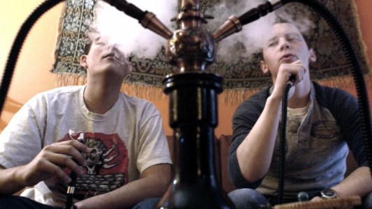 Más jóvenes argentinos consumen tabaco en pipas de agua, una práctica más nociva que el cigarrillo