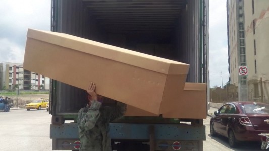 Coronavirus: Ataúdes de cartón y desesperación de enfermeros en Guayaquil