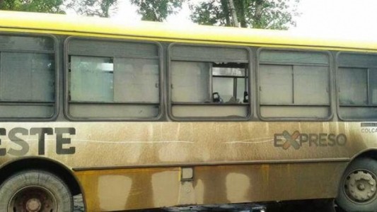 Volvía del trabajo, arrojaron una piedra al colectivo y quedó internado