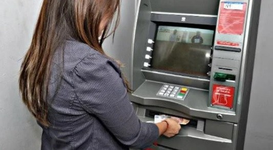 Cuarentena: aumentaron a $ 15 mil el límite de extracción por cajero automático
