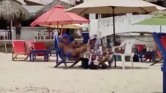 Una periodista grabó a turistas en la playa en medio de la pandemia y quisieron golpearla