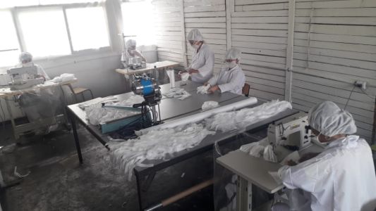 Presos de todo el país confeccionan insumos sanitarios contra el coronavirus