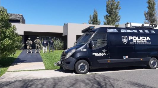 Por el crimen de un policía, allanaron la casa del jefe de la barra de Rosario Central: hallaron $2,5 millones