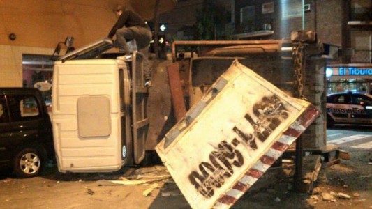 Un camión con volquete chocó varios autos estacionados en Flores