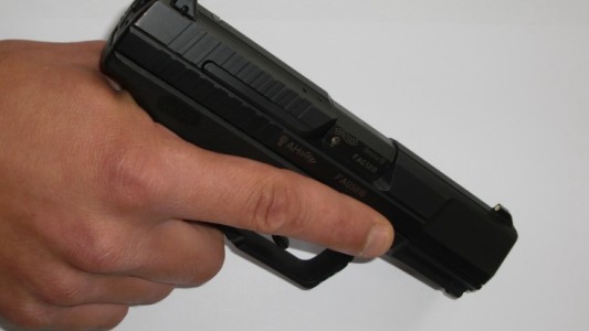 Procesan a un hombre que disparó a vecinos cuando apedreaban su casa