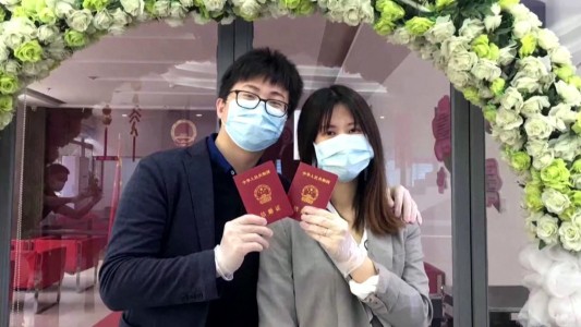 Coronavirus: Volvieron los casamientos a Wuhan con besos de barbijo