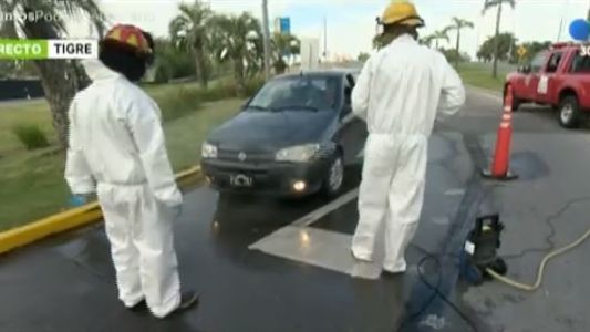 En Tigre los bomberos lavan los neumáticos de los autos que circulan