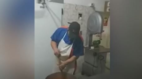 Carnicero solidario: cocina viandas para sus vecinos de Las Toninas