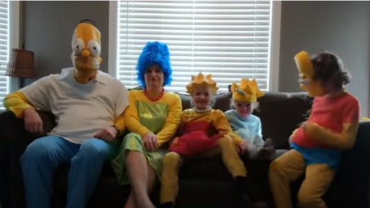 Video: una familia recreó la introducción de Los Simpson en época de coronavirus