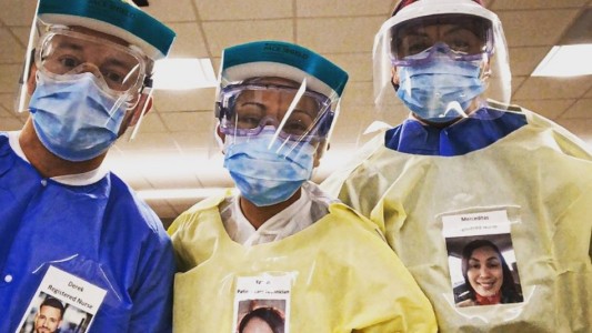 La conmovedora forma de los médicos de mostrar una sonrisa a los pacientes con coronavirus