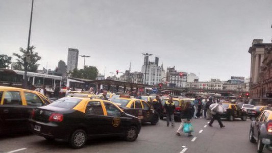 Piquetes de taxistas en la Ciudad por el arranque de Uber