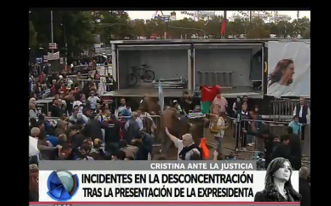Incidentes entre manifestantes y policías luego de discurso de Cristina