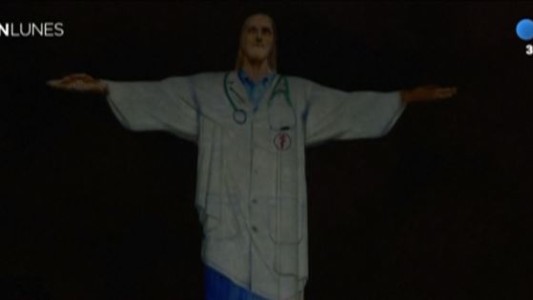 Río de Janeiro vistió de médico a su Cristo Redentor en homenaje al personal de la salud