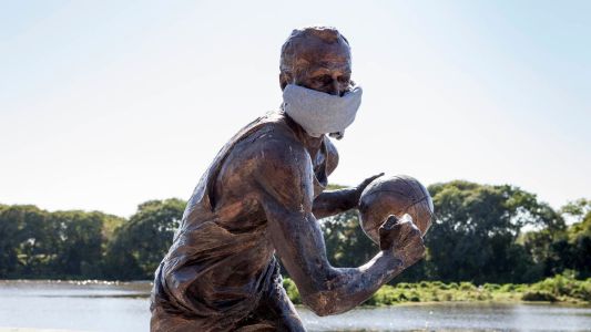Concientización: estatuas porteñas amanecieron con tapabocas